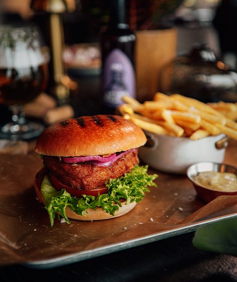 Hamburgare med sallad och pommes frites på en plåt